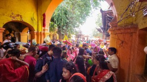 राजदेवी मन्दिरमा भक्तजनको भीड, साँझ ८ बजेदेखि बलि प्रदान गरिने