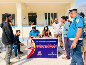 रामेछाप प्रहरीले सुरु गर्‍यो सार्वजनिक सवारी चलाकको लापसे जाँच