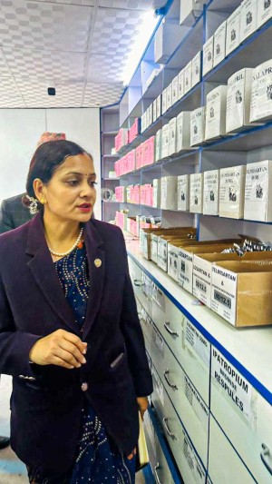 स्वास्थ्यमन्त्री मेहता आकस्मिक अनुगमनमा, झन्झट होइन राहत महसुस गराउन निर्देशन