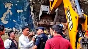 हेटौंडा–पथलैया खण्डको तीन नम्बर पुल नजिकको बस्तीमा डोजर चल्यो