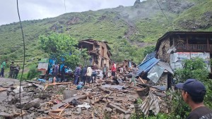 ढुङ्गासहित आएको पहिरोले बालकको मृत्यु, बुबा र आमा घाइते 