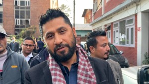 अदालत पुगेका रवि लामिछाने भन्छन्,  'ओलीले लगाएको गुन तिर्न अएको हुँ'