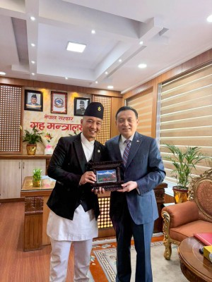 गृहमन्त्री गुरुङ र चिनियाँ राजदूत माओमिङबीच शिष्टाचार भेट