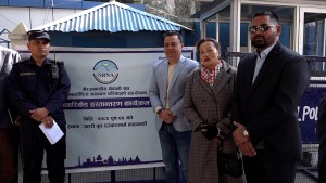 एनआरएनएद्वारा प्रहरी वृत्त दरबारमार्गलाई ब्यारिकेड हस्तान्तरण