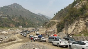 बीपी राजमार्ग निरन्तर जोखिममा, रोशी खोलामा पानी बढेपछि सवारी ‘होल्ड’