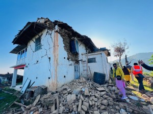 तीन वर्ष बित्दा पनि टिनकै छानामुनि भूकम्पपीडितको दशैं