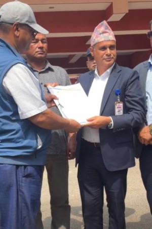 प्रमूख जिल्ला अधिकारीमार्फत एमालेले बुझायो ज्ञापनपत्र