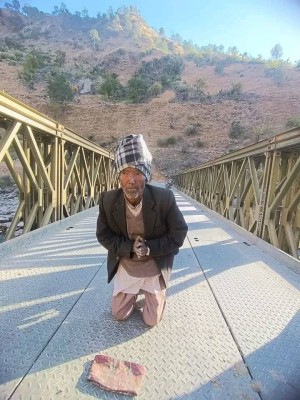 जब ९८ वर्षीय नन्दबहादुरले टोपी झिकेर पुललाई ढोगे..