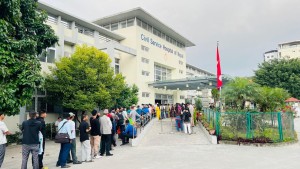 सिभिल अस्पतालमा बिहानैदेखि बिरामीको लामो लाइन