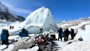 सुनसान सगरमाथा आधार शिविरमा अन्तर्राष्ट्रिय विज्ञापन छायाँकन