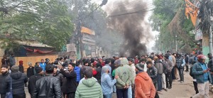 धनुषा घटनाको विरोधमा वीरगन्जमा उग्र प्रदर्शन, प्रहरीद्वारा ५ राउन्ड अश्रु ग्यास प्रहार