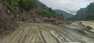 खराब सडक र उर्लँदो खोलाका कारण बिपी राजमार्गको यात्रा जोखिमपूर्ण