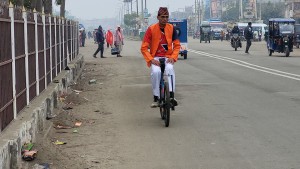युवाहरुलाई हरेस नाखाने सन्देश दिन उल्टो साईकल चलाउँदै महोत्तरीका जे.बी.पोखरेल