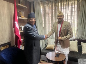 सञ्चारमन्त्री खरेल र प्रचण्डबीच भेटवार्ता