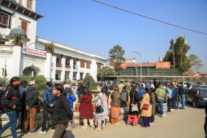 गगन थापा पक्षलाई आधिकारिकता दिएपछि निर्वाचन आयोग बाहिर देउवा समूहको नाराबाजी