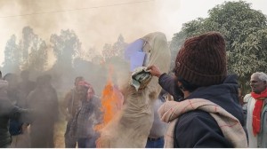 सिरहामा सवारी दुर्घटनाविरुद्ध प्रदर्शन, ठेकेदारको पुतला जलाइयो