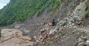 पहिरो हटाएपछि बीपी राजमार्ग सुचारु 