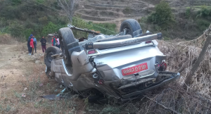 चालक निदाउँदा स्कारपियो ३० मिटर तल खस्यो, ४ घाइते