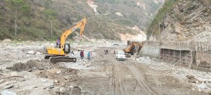 वर्षासँगै रोशी खोलामा बाढी, बीपी राजमार्ग पुनः बन्द