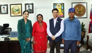 न्यायको माग गर्दै मन्त्री बादी र सचेतक परियारसँग परिवारको भेट