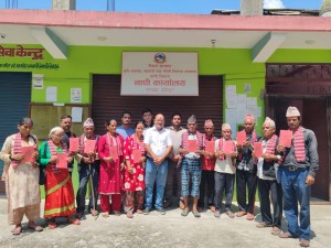 नाप नक्सा पूरा भएको ३८ वर्षपछि पाए डडेलधुराका १२ परिवारले पाए पुर्जा