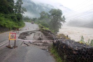 कतै पहिरोले अवरुद्ध, कतै जमिन भासिँदा असहज