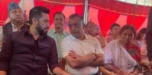 पूर्वउपप्रधानमन्त्री गोपालमान श्रेष्ठलाई श्रद्धाञ्जली दिन काँग्रेस कार्यालय पुगे सभापति लामिछाने