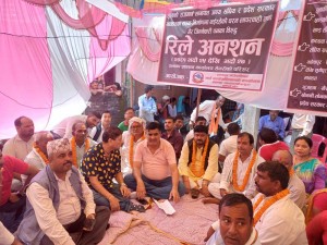 गाउँपालिका अध्यक्षसहितका जनप्रतिनिधि सडक बनाउन माग गर्दै रिले अनशनमा