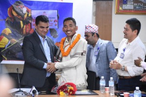 मृगौला प्रत्यारोपणपश्चात सगरमाथा आरोहण गर्ने कीर्तिमानी आरोही शेर्पालाई स्वास्थ्यमन्त्रीको सम्मान