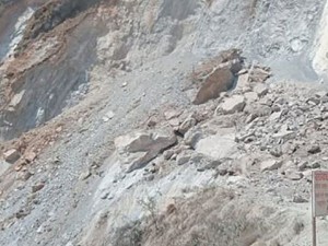 मुग्लिन–नारायणगढ सडक खण्डमा सुक्खा पहिरो, दुवैतर्फको आवागमन ठप्प