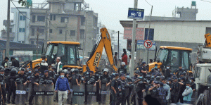 खाली गराइँदै मनोहरास्थित सुकुम्बासी बस्ती 