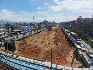 ग्वार्कोमा बन्दै गरेको फ्लाई ओभरको सासंद चित्रकारद्धारा निरीक्षण 