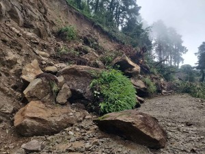 पर्यटकीयस्थल शैलुङ जाने सडक अवरुद्ध 