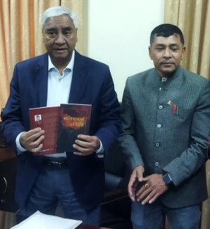 कांग्रेस सभापति देउवाद्वारा श्रीराम श्रेष्ठको पुस्तक ‘खनियाबास विद्रोह’ सर्वजनिक
