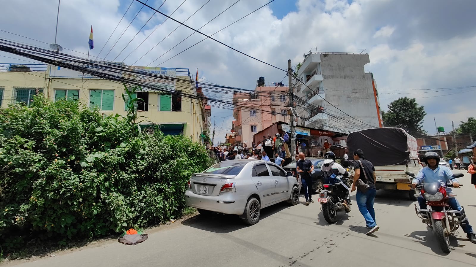काठमाडौं महानगरको डोजर रोक्न राप्रपाका नेताहरुले सडकमा गाडी तेस्र्याए 