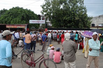 चितुवा नियन्त्रणमा लिन माग गर्दै प्रशासन घेराउ 