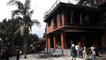 देउवा निवास पूर्ण रुपमा जलेर नष्ट 