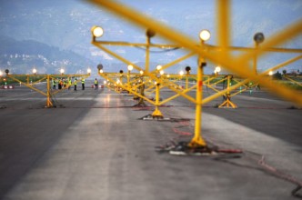 विमानस्थलको धावनमार्गमा बिजुली सर्ट भएपछि उडान स्थगित