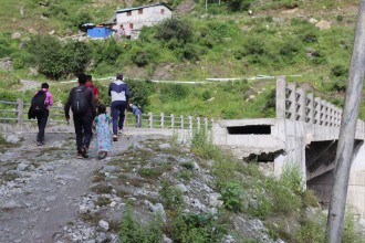 पुल निमार्ण भएको ६ महिनासम्म पनि जग्गाको मुआब्जा नपाउँदा स्थानिय द्वारा पुल सञ्चालनमा रोक