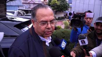 नेकपा एसका नेताहरू अलगिएपछि झलनाथले भने,  ‘सिङ्गोे हुनलाई टुक्रा भएको हो’