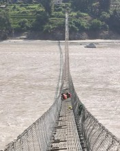 त्रिशूलीमा बाढीले क्षतिग्रस्त झोलुङ्गे पुलको पुनःनिर्माण तीव्र