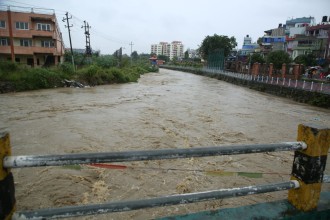 मनोहरा खोलामा पानीको वहाब बढ्यो, एमाले पार्टी कार्यालय डुबानको जोखिममा