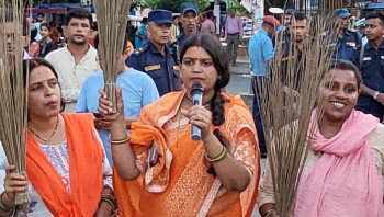 समाजवादी महिला संघ धनुषाद्वारा जनकपुरधाममा झाडुसहित प्रदर्शन