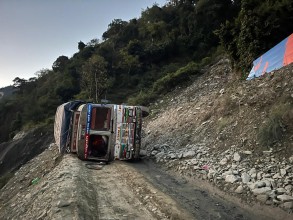 कान्तिलोकपथमा औषधि बोकेको ट्रक ब्रेकफेल भई दुर्घटना, सडक पूर्ण अवरुद्ध