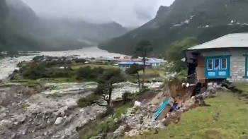 सप्तकोसीमा पानीको सतह बढ्दै, सोलुमा थामे खोलाले ५ घर बगायो 