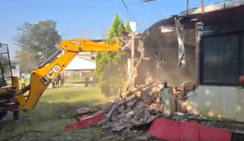 पूर्व ऊर्जामन्त्री दीपक खड्काले स्काउटको जग्गा हडपेर बनाएको संरचनामा महानगरले चलायो डोजर