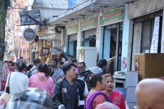 हेटौँडा बजारमा सडक विस्तारको असर : पसलमा ‘सेल’ अफर, ग्राहक झुम्मिए