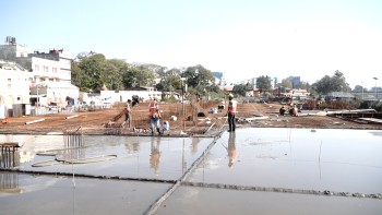 टुकुचामा निर्माणाधिन ढल प्रशोधन केन्द्रको अवलोकन गर्दै घिसिङले भने, ‘काम चाँडै सकिन्छ’ 