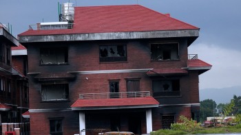 दुई मन्त्रीहरूले गरे क्षतिग्रस्त मन्त्री निवास निरीक्षण