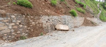 निर्माण नसकिँदै भत्कियो पर्खाल, गुणस्तरहीन काम गरेको आरोप 